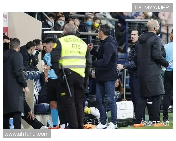 足球明星骑摩托回家引发粉丝热议展现亲民一面与生活真实感